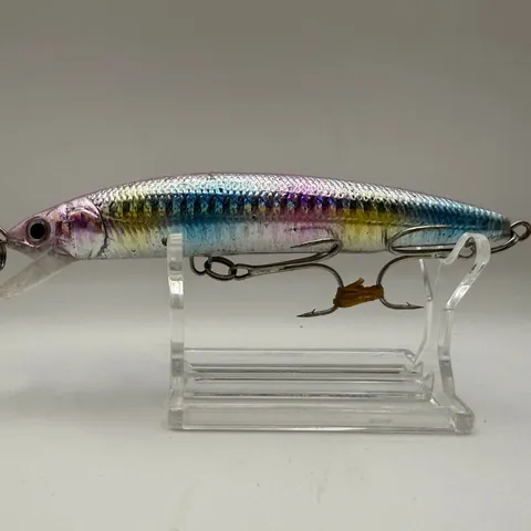 Wobler minnow srebrny z niebieskimi i żółtymi akcentami