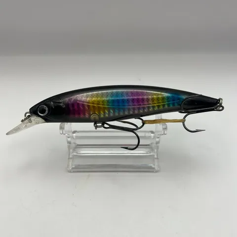 Wobler minnow WildScene, czarny grzbiet, tęczowe boki