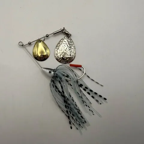 Spinnerbait dwukolorowy, błyszczące skrzydła