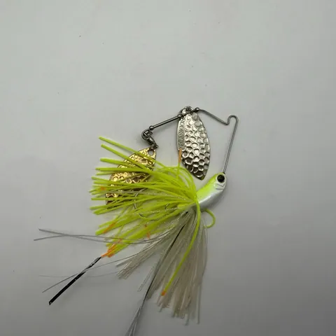 Spinnerbait Prodigy, żółto-biały z metalowymi skrzydełkami