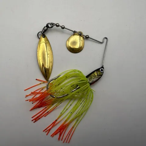 Spinnerbait z dwoma paletkami, neonowy kolor