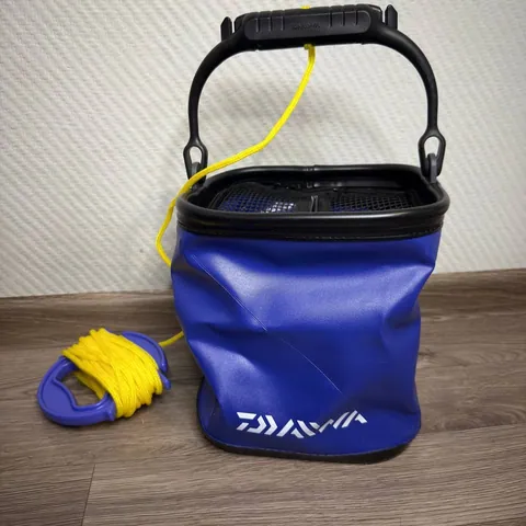 Wiadro wędkarskie niebieskie Daiwa z uchwytem